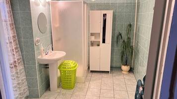 Douche, serviettes fournies, papier toilette