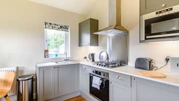 Cottage | Private kitchen | Fridge, electric kettle, toaster, cookware/dishes/utensils
