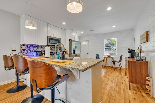 Kjøleskap, mikrobølgeovn, ovn og kokeplater