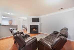 Living area - Beautiful Cozy 3-Bedroom Townhome Retreat (Atlanta)