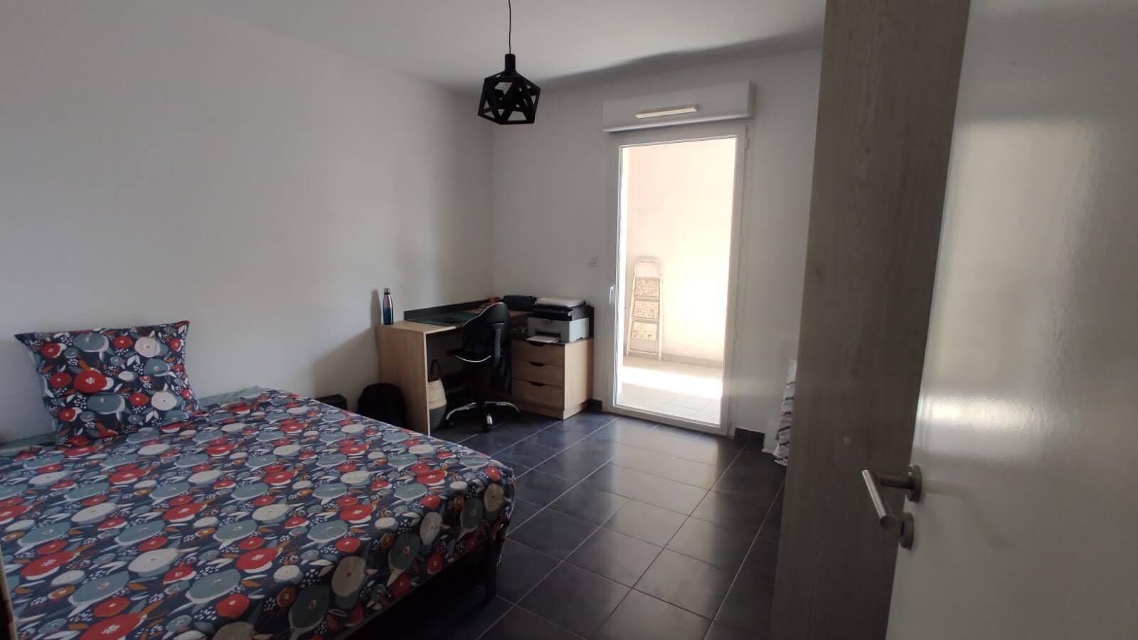 2 slaapkamers, een strijkplank/strijkijzer, reisbedje, beddengoed