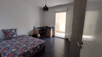 2 slaapkamers, een strijkplank/strijkijzer, reisbedje, beddengoed