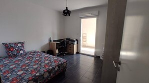 2 makuuhuonetta, silitysrauta/-lauta, vauvan matkasänky, vuodevaatteet