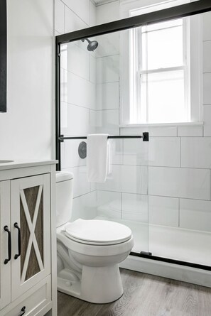Een douche, een haardroger, handdoeken, zeep