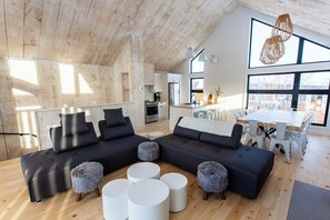 Televisión, chimenea y estéreo 