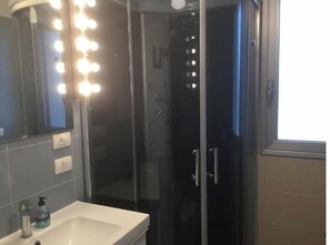 Bathtub, jetted bath, bidet - Sun Villa with pool (Sicilia)
