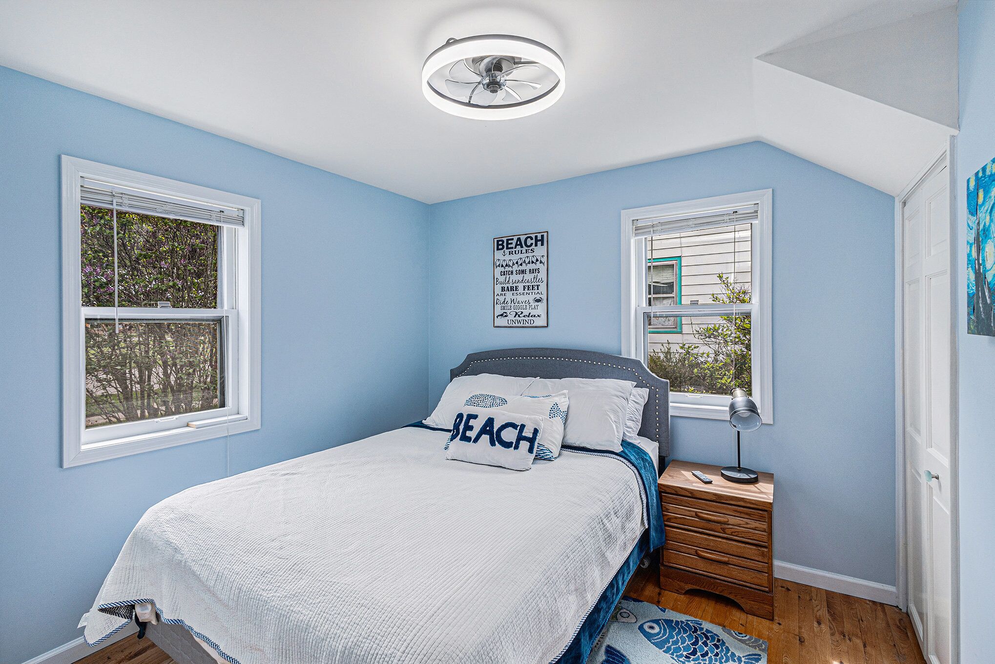 2 soverom, skrivebord, strykejern/-brett og reiseseng for barn