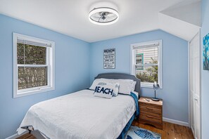 2 slaapkamers, een bureau, een strijkplank/strijkijzer, reisbedje