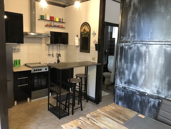 Fridge, oven, stovetop, cookware/dishes/utensils
