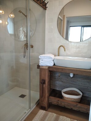 Shower, hair dryer, towels, soap - Nordic bath tepee - Les sens des bois (Landrethun-lès-Ardres)