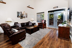 Smart TV, fireplace, video games, DVD player - Pop's Place - King Bed, Indoor Pool Access (Pigeon Forge)