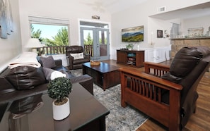 TV, fireplace - Pop's Place - King Bed, Indoor Pool Access (Pigeon Forge)