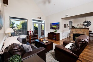 Smart TV, fireplace, video games, DVD player - Pop's Place - King Bed, Indoor Pool Access (Pigeon Forge)