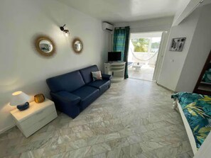 1 chambre, coffres-forts dans les chambres, fer et planche à repasser