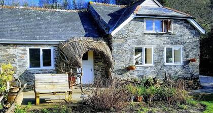 A quaint, riverside family cottage nestled in the heart of Tamar River Valley