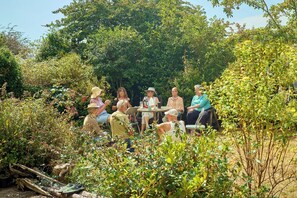 Outdoor dining - A quaint, riverside family cottage nestled in the heart of Tamar River Valley (Yelverton)