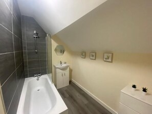Duschwanne, kostenlose Toilettenartikel, Haartrockner, Handtücher