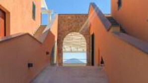 Un pasillo con vista a un edificio a través de un arco.