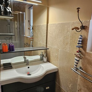 Dusche, Haartrockner, Handtücher