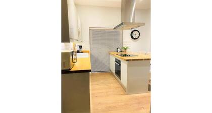 Luxury 2 bed Apartment-Golden Triangle w/ Parking