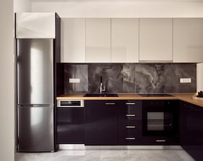 Kühlschrank, Mikrowelle, Ofen, Herdplatte