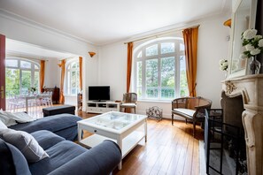 Tv, dvd-spelare, en stereo och printers