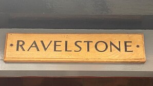 Puinen kyltti, jossa lukee nimellä «RAVELSTONE».
