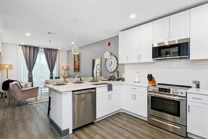 Fridge, microwave, oven, stovetop - Muse | Classy downtown condo with AC, rooftop lounge & fitness room (Nashville)