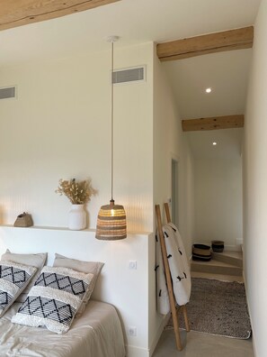 6 bedrooms, iron/ironing board, travel cot, WiFi - New villa. 180-degree sea view, 6 bedrooms en suite, swimming pool, pétanque, Golfe St Tropez. (LA CROIX VALMER)