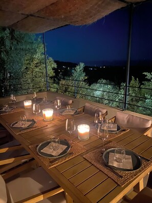Outdoor dining