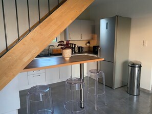 Kjøleskap, mikrobølgeovn, ovn og kokeplater