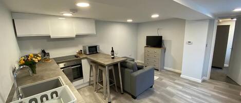 Télévision à écran plat, lecteur de DVD