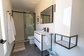Badewanne, Haartrockner, Handtücher