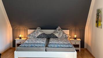 3 Schlafzimmer, Schreibtisch, Bügeleisen/Bügelbrett, Reisekinderbett