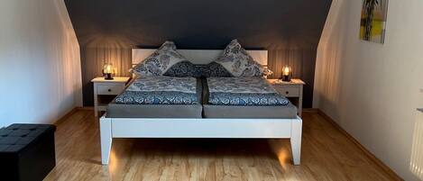 3 makuuhuonetta, työpöytä, silitysrauta/-lauta, vauvan matkasänky