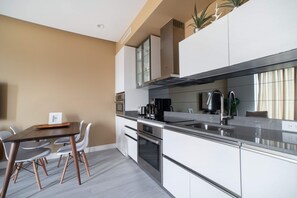 ثلاجة، ميكروويف، فرن، غسالة أطباق