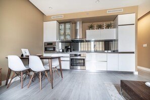 Kühlschrank, Mikrowelle, Ofen, Geschirrspüler