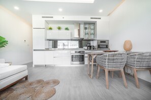 Kühlschrank, Mikrowelle, Ofen, Geschirrspüler