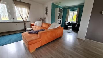 Fernseher, DVD-Player, Bücher