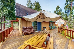 Outdoor dining - Cozy Blue Lake Springs Cabin with Large Deck, Grill, WiFi, & Private W/D (Arnold)