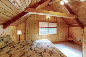 2 bedrooms, iron/ironing board, WiFi, bed sheets - Cozy Blue Lake Springs Cabin with Large Deck, Grill, WiFi, & Private W/D (Arnold)