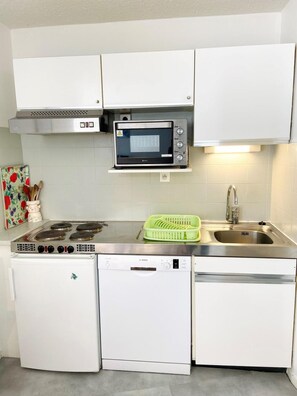 Kühlschrank, Mikrowelle, Ofen, Geschirrspüler