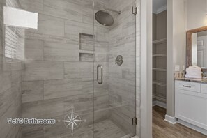 Combined shower/tub, towels - 4202 Destination Sand Dollar - Oceanfront Pool (North Myrtle Beach)