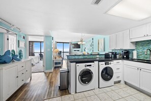 Kylskåp, mikrovågsugn, ugn och spishäll