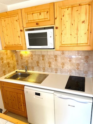 Fridge, oven, dishwasher, coffee/tea maker
