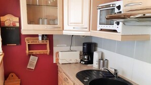 Wasserkocher mit Kaffee-/Teezubehör, Kühlschrank, Ofen, Geschirrspüler
