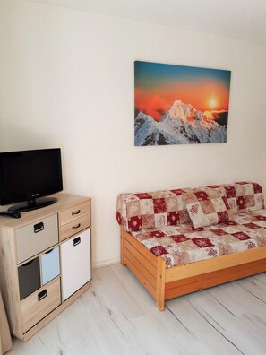 WiFi - 100m from ski slopes, 2nd floor, view garden, balcony, tv, ski locker, 32m², Les 2 Alpes (Les Deux Alpes)