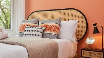 2 bedrooms, iron/ironing board, internet, bed sheets