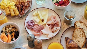 Café da manhã continental todos os dias mediante uma taxa