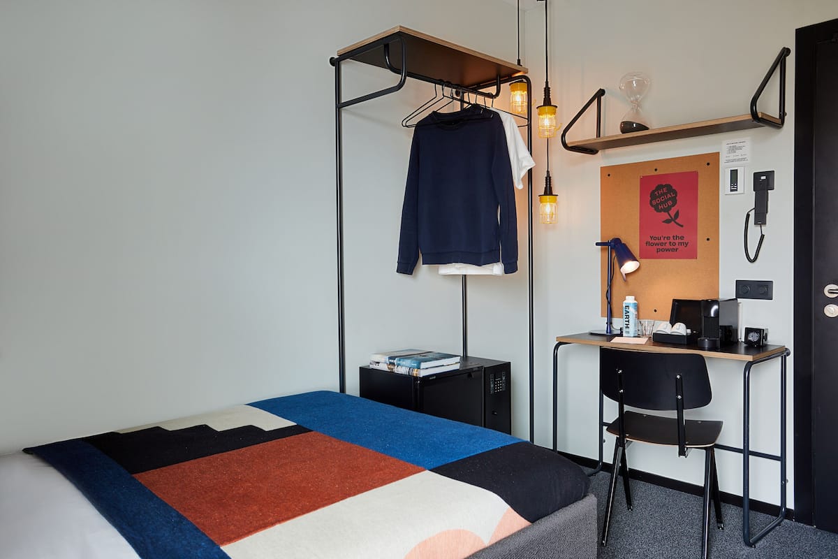Standard Single | 1 habitación, caja de seguridad en la habitación y escritorio